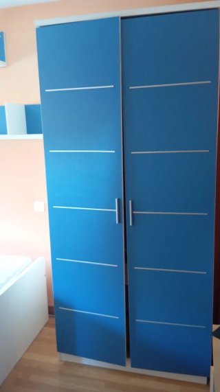 Doble cama, escrito, mueble y estantes de pared