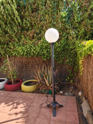 Farola de jardín negra y blanca
