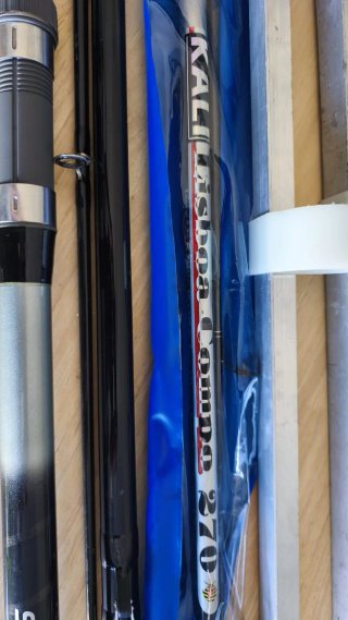 Set di attrezzatura da pesca: 2 canne, custodia e 3 mulinelli