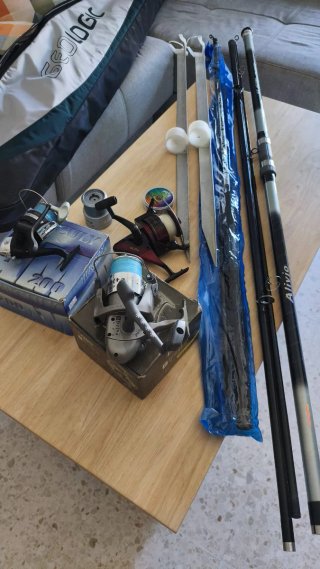 Set di attrezzatura da pesca: 2 canne, custodia e 3 mulinelli