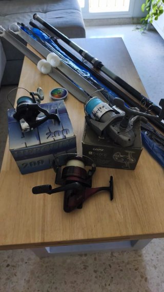 Set di attrezzatura da pesca: 2 canne, custodia e 3 mulinelli