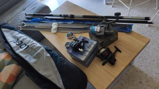 Set di attrezzatura da pesca: 2 canne, custodia e 3 mulinelli
