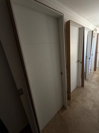 Puertas lacadas en blanco con un pequeño fallo
