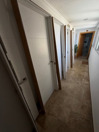 Puertas lacadas en blanco con un pequeño fallo