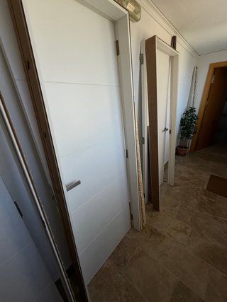 Puertas lacadas en blanco con un pequeño fallo