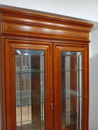 Mueble de madera con puertas y cristal