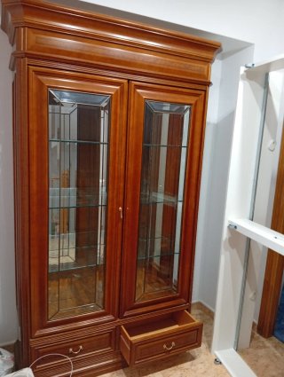 Mueble de madera con puertas y cristal