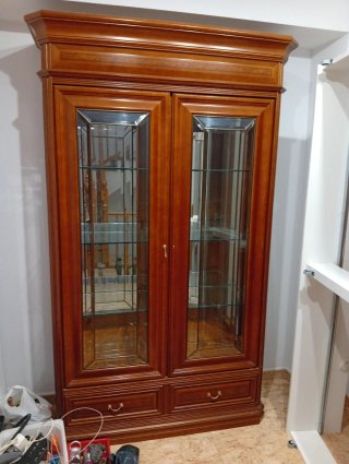 Mueble de madera con puertas y cristal