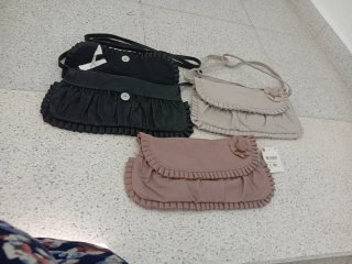 Bolsos de mano con volantes y flor