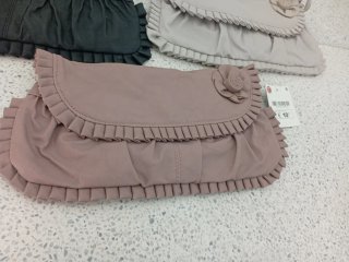 Bolsos de mano con volantes y flor