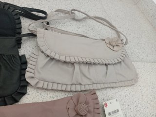 Bolsos de mano con volantes y flor