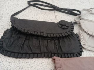 Bolsos de mano con volantes y flor