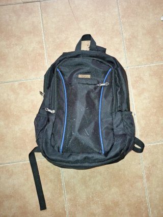 Mochila escolar negra con detalles azules