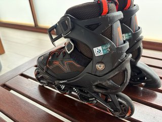 Patines en línea negros y rojos