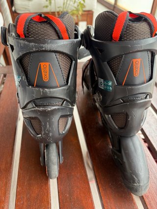 Patines en línea negros y rojos