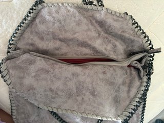 Bolso gris con cadena