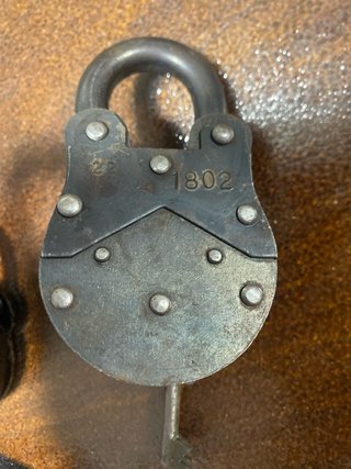 Candado antiguo con llave
