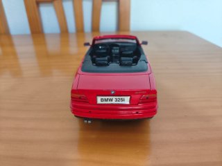 Maisto BMW 325i Cabrio 1993 1:18 Rojo