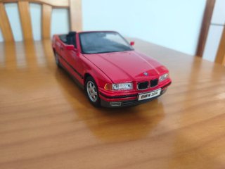 Maisto BMW 325i Cabrio 1993 1:18 Rojo