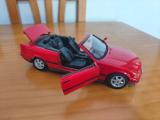 Maisto BMW 325i Cabrio 1993 1:18 Rojo