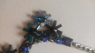 Collar con piedras azules y plateado