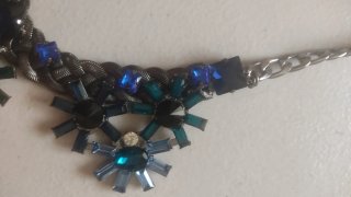 Collar con piedras azules y plateado