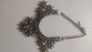 Collar con piedras azules y plateado