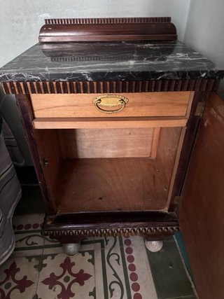 Mesita de noche madera y mármol (marmol roto)