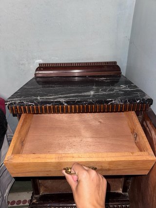 Mesita de noche madera y mármol (marmol roto)