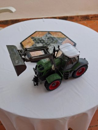 Tractor de Juguete Verde con Pala