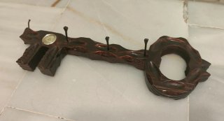 Colgador de llaves de madera con termómetro.