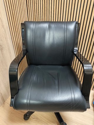 Silla de oficina polipiel negra