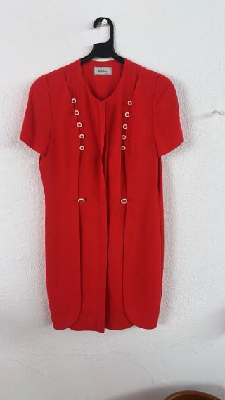 Vestido rojo con botones