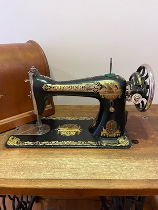 Máquina de coser Singer con banco