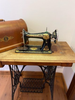 Máquina de coser Singer con banco
