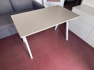 Escritorio IKEA TROTTEN, beige