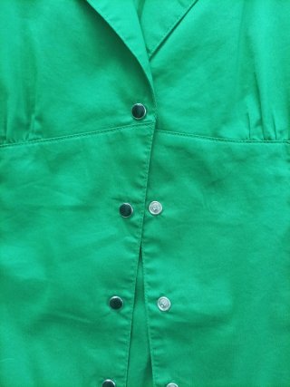 Blusa verde con lazo