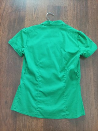 Blusa verde con lazo