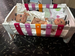 Cuna, silla y armario para muñeca fucsia y blanco