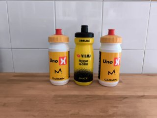 Bidones equipos profesionales Visma y Uno X. 2026.
