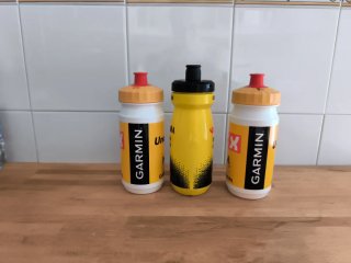 Bidones equipos profesionales Visma y Uno X. 2026.