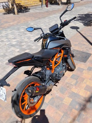 KTM 390 Duke Negra y Naranja