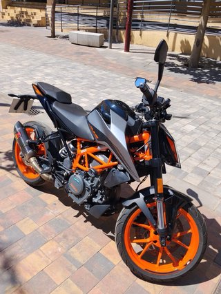 KTM 390 Duke Negra y Naranja