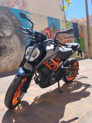 KTM 390 Duke Negra y Naranja