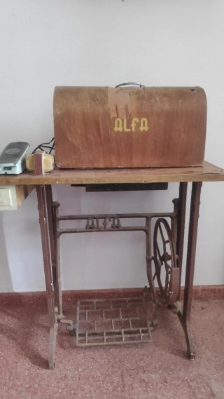 Máquina de coser Alfa antigua para restaurar