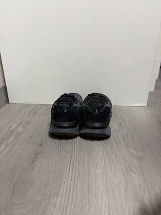 Zapatillas Fila Negras y Grises Talla 39