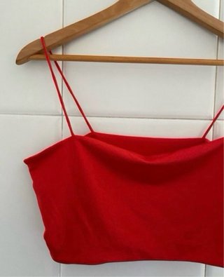 Top rojo de tirantes