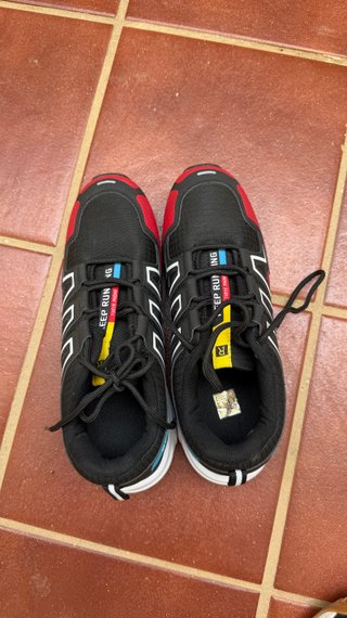 Zapatillas de trekking negras y rojas