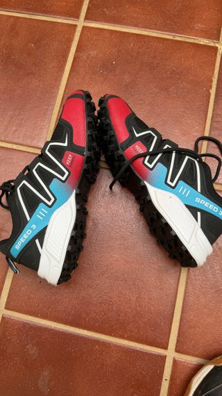 Zapatillas de trekking negras y rojas
