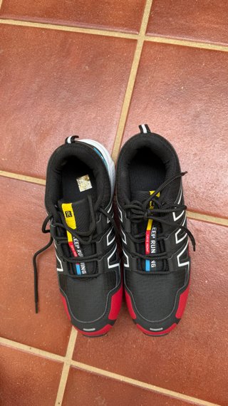 Zapatillas de trekking negras y rojas